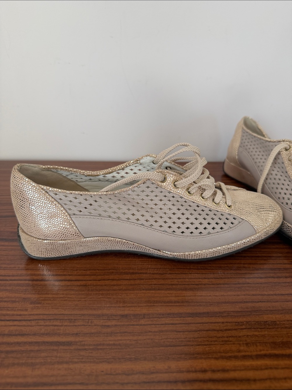 Rangoni Metallic Cream Lace-Up Perforated leather sneakers size 8